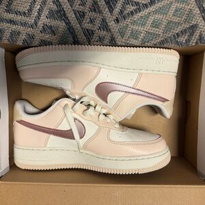 Nike Air Force 1 '07 NN in Gray and White